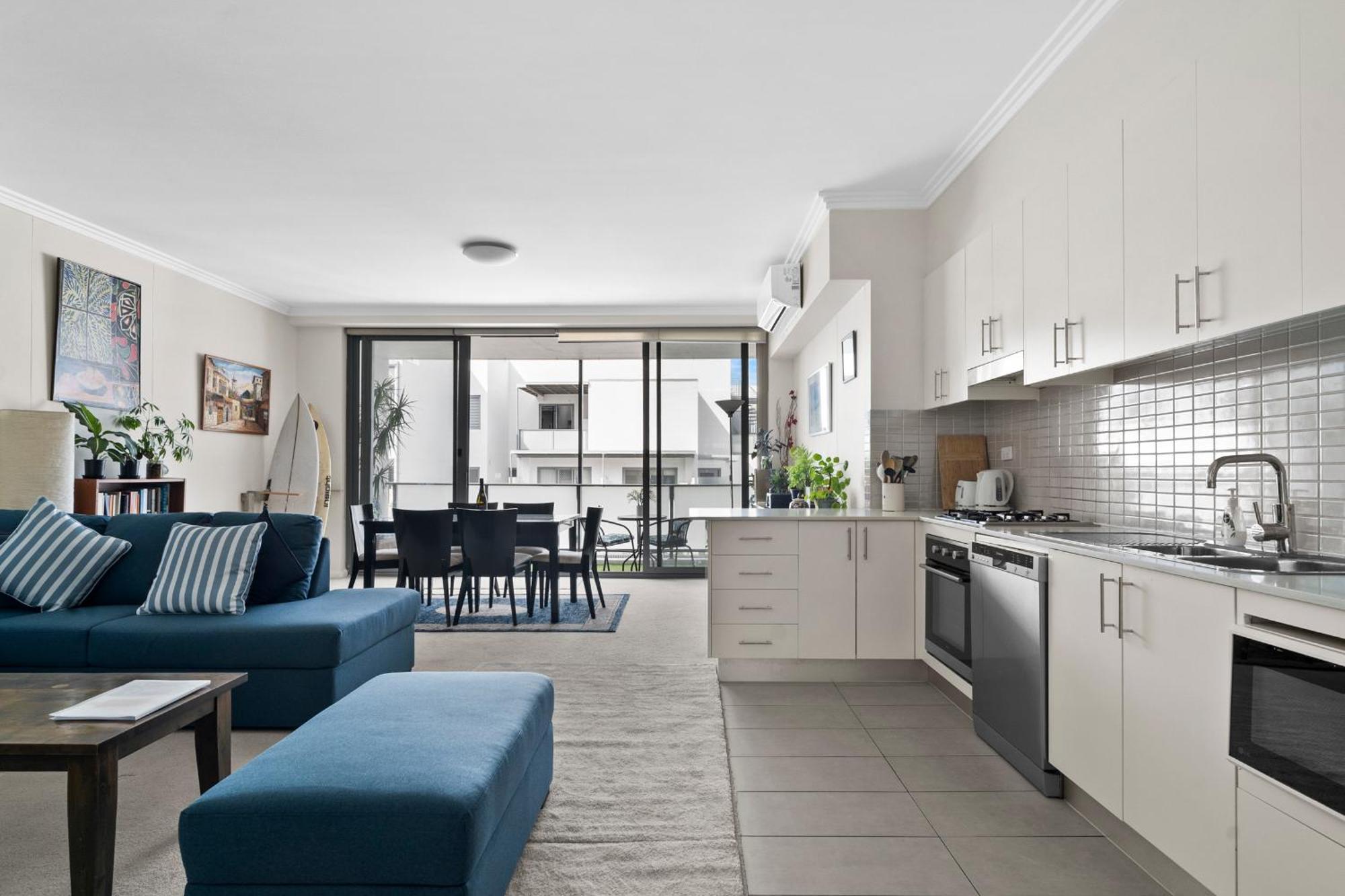 Apartment 'vibrant Gem' Stylish Retreat For Work And Play