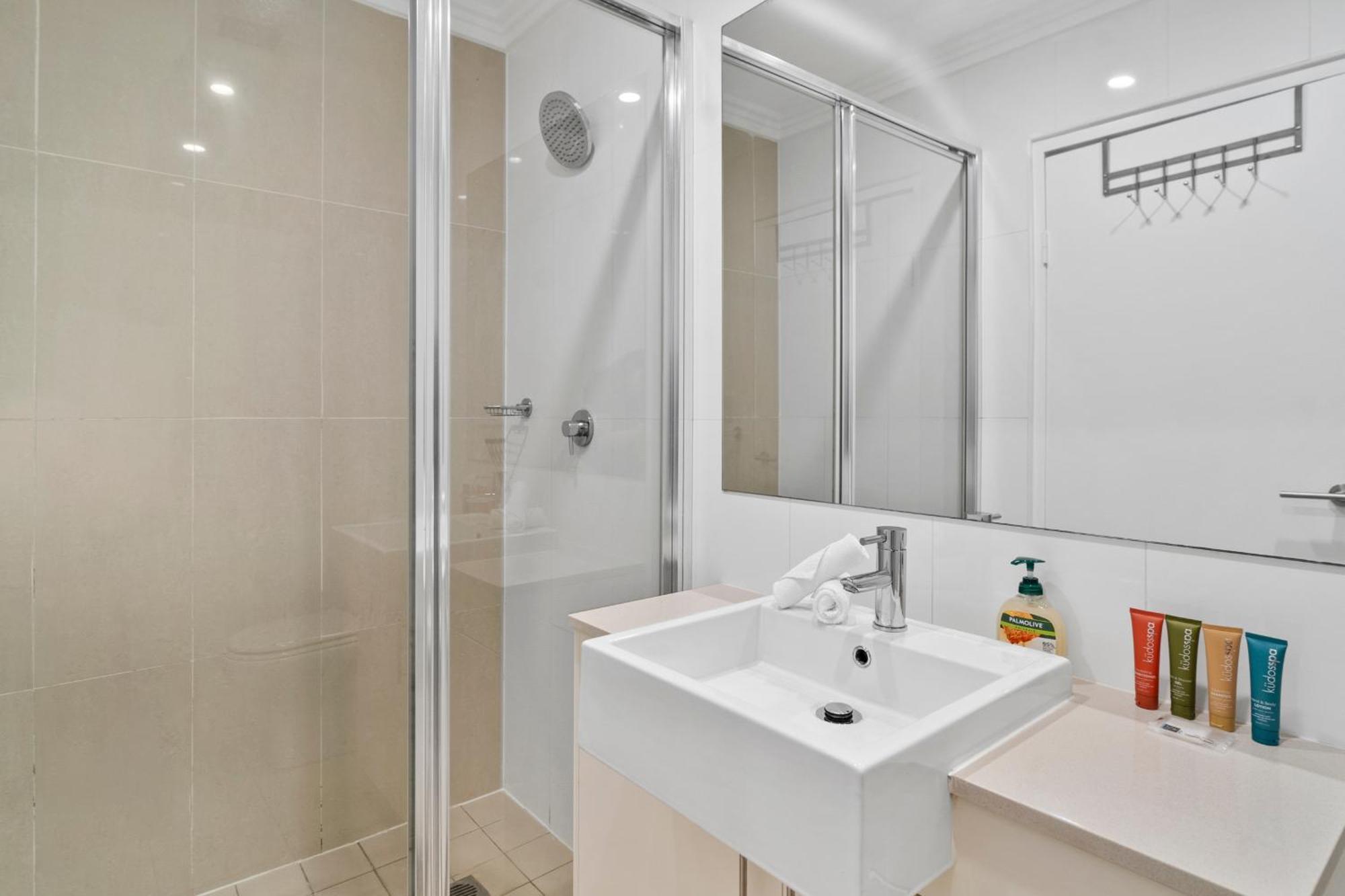 Apartment 'vibrant Gem' Stylish Retreat For Work And Play *