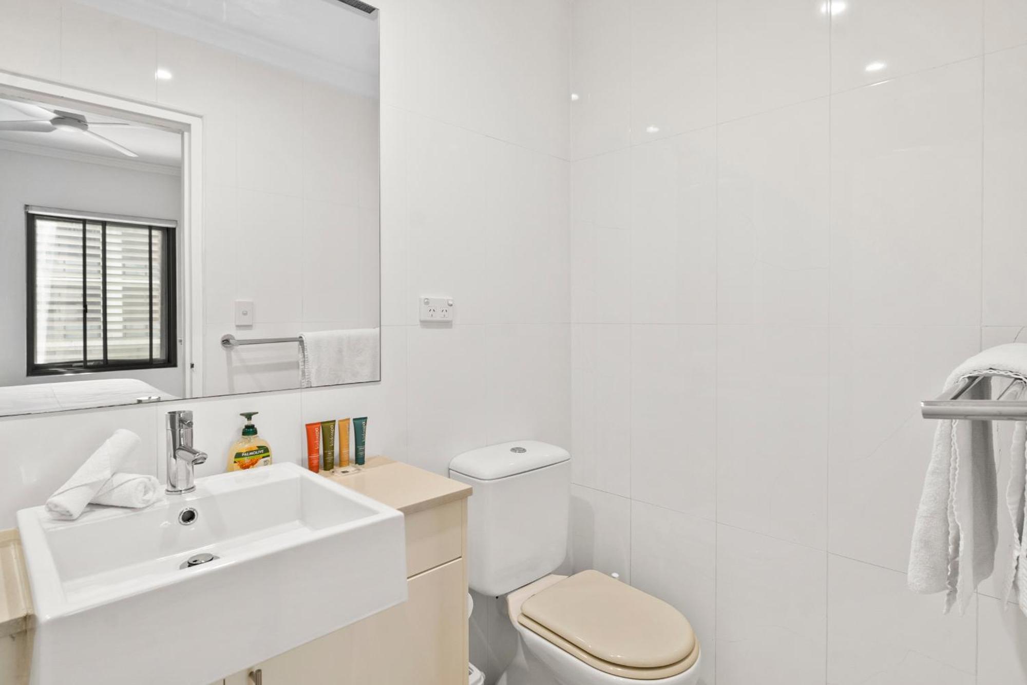 'vibrant Gem' Stylish Retreat For Work And Play Apartment