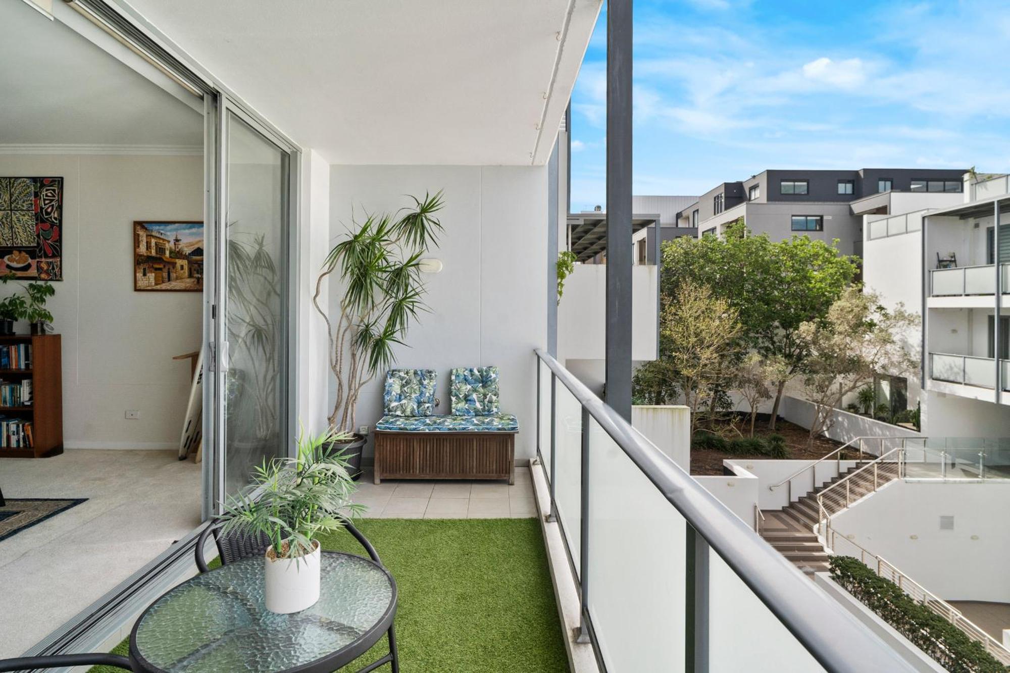 Apartment 'vibrant Gem' Stylish Retreat For Work And Play