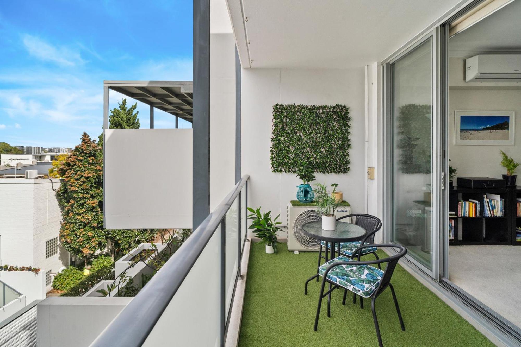 'vibrant Gem' Stylish Retreat For Work And Play